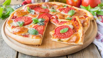 طرز تهیه پیتزا مارگاریتا با خمیر پیتزای ایتالیایی